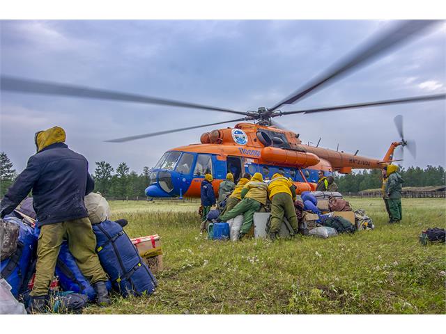 Доставка на пожар десантников-пожарных 